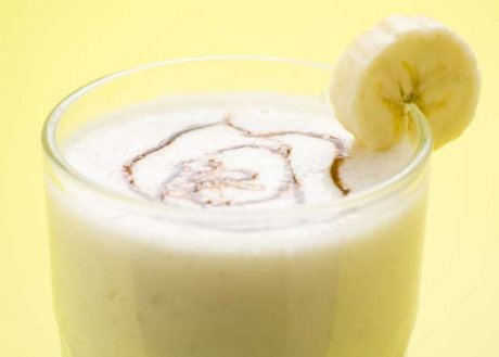 Быстрый рецепт бананового смузи с молоком